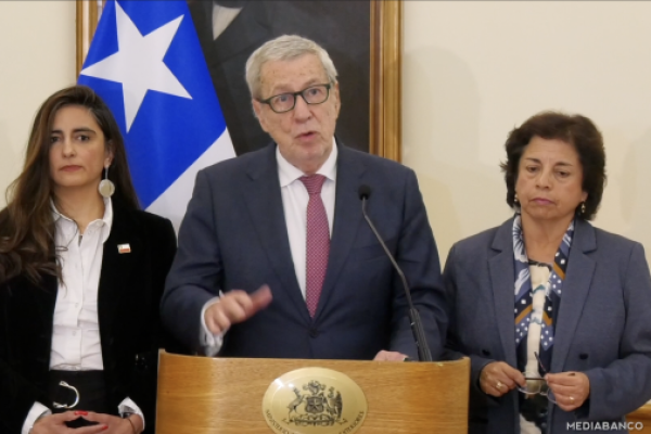 <p>Ahora en DF | Van Klaveren por eventual arancel al cobre: “No estamos improvisando ni tampoco llegando tarde”</p>