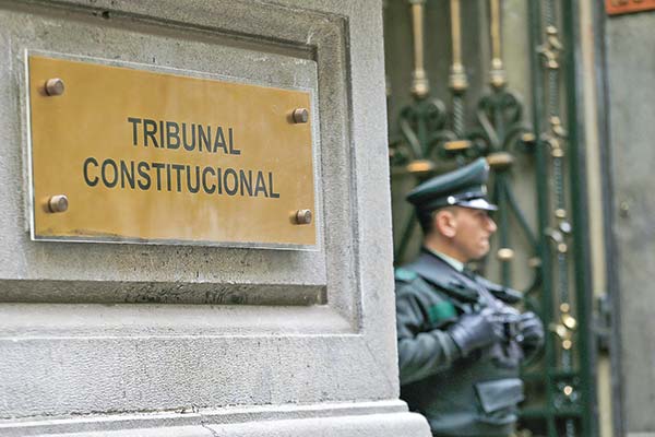 <p>"Un auto sin motor” y una “premisa equivocada”: abogados aterrizan el alcance del requerimiento de diputados oficialistas para frenar la ley de permisos ante el TC</p>