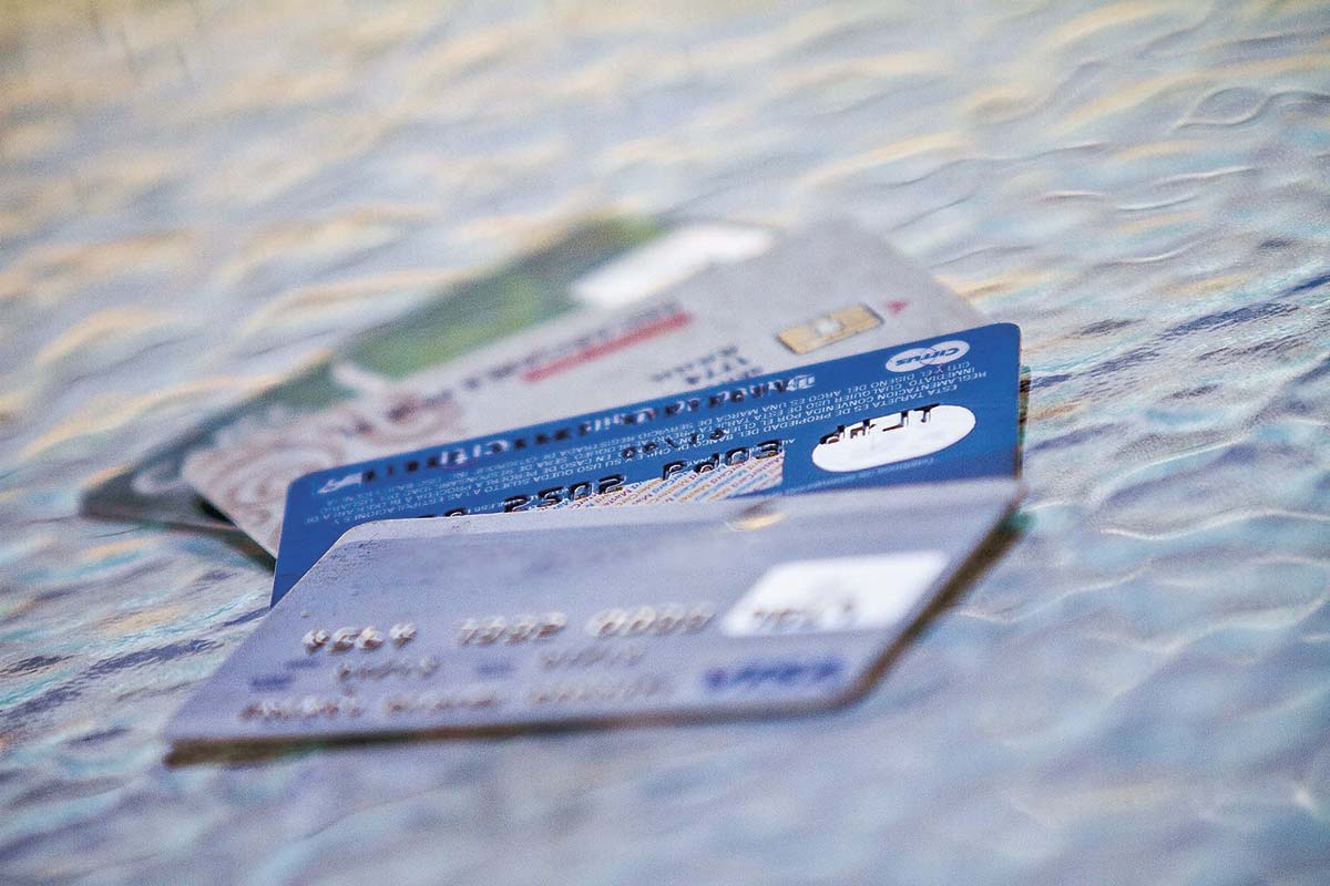 <p>Banco Central: chilenos realizan 1,7 operaciones de pago diarias por persona y el medio favorito es la tarjeta de débito</p>