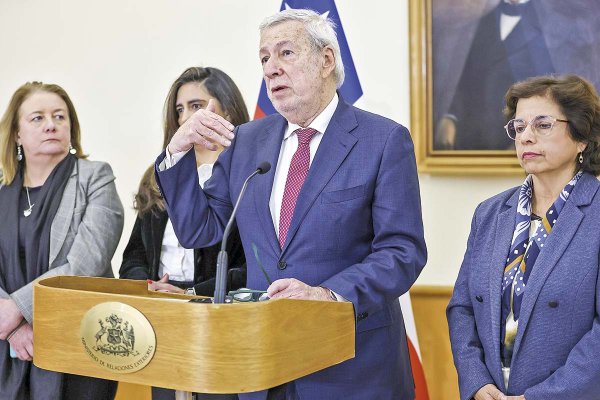 <p>El canciller Van Klaveren lideró una nueva reunión del equipo gubernamental que monitorea la situación arancelaria. Foto: Aton</p>