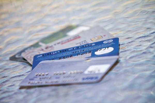 <p>Banco Central: chilenos realizan 1,7 operaciones de pago diarias por persona y el medio favorito es la tarjeta de débito</p>