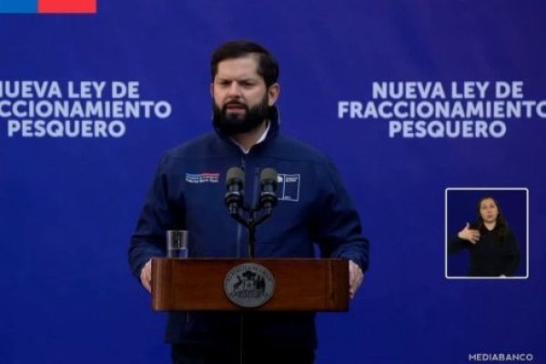<p>Ahora en DF | Boric promulga la nueva Ley de Fraccionamiento Pesquero: “Avanzamos hacia una pesca más justa y con reglas claras”</p>