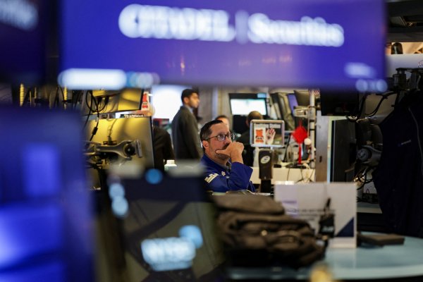 Wall Street se aferra a sus históricos niveles en medio de las esperanzas de acuerdos comerciales antes de agosto