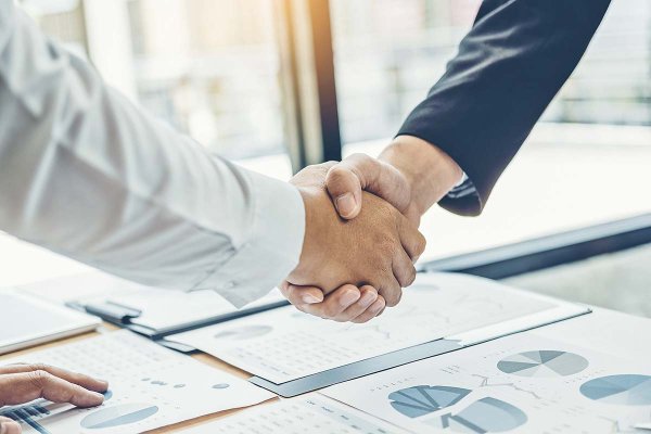 <p>Actividad de fusiones y adquisiciones en Chile se desplomó 86% en montos el primer semestre, según PwC</p>