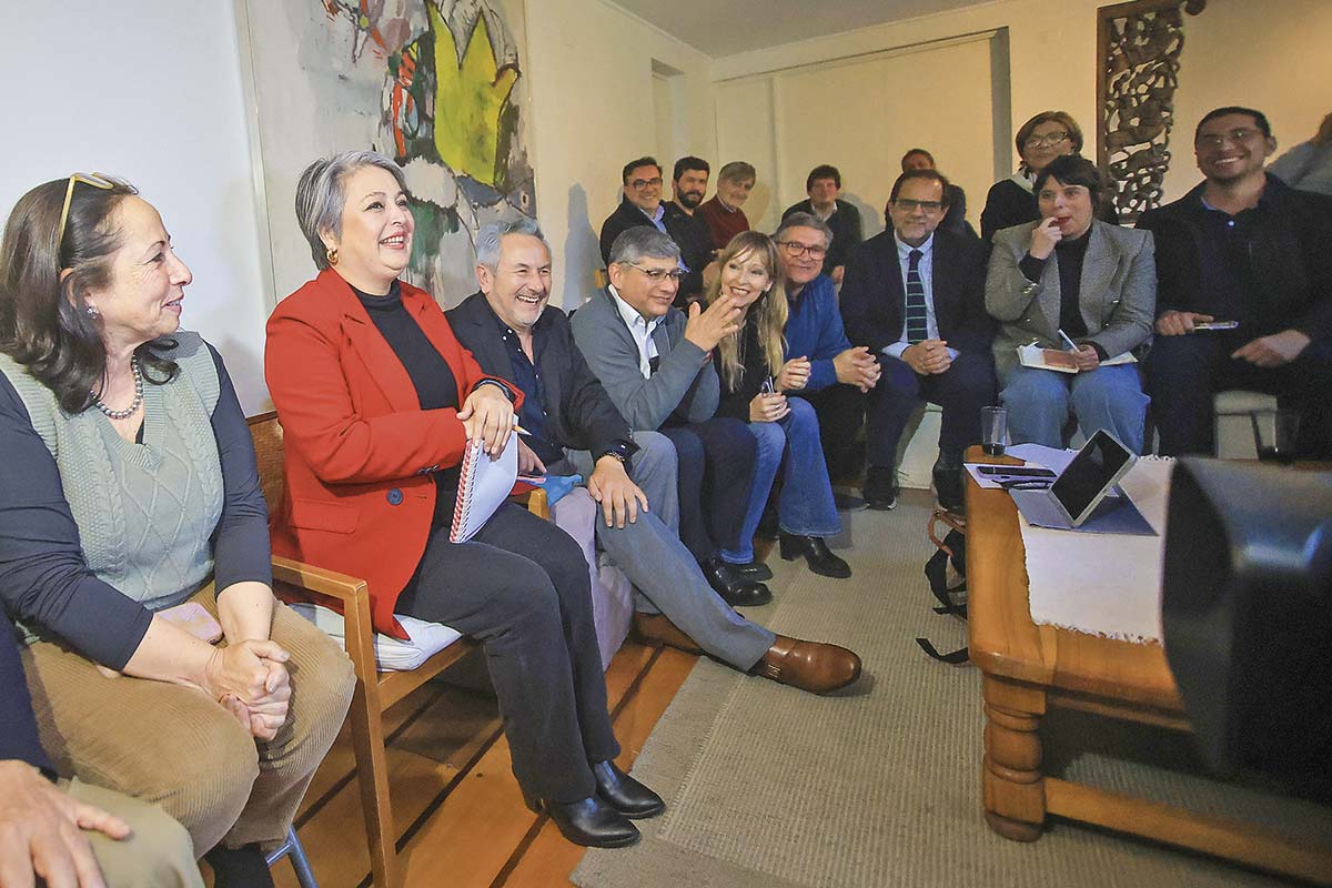 <p>La casa del presidente de Acción Humanista, Tomás Hirsch, acogió la reunión de Jara con los partidos del oficialismo. Foto: Aton</p>