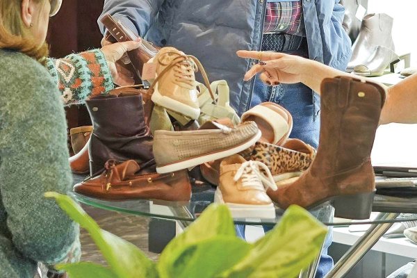 <p>Fabricantes de zapatos de Brasil buscan desplazar al calzado chino en Chile</p>