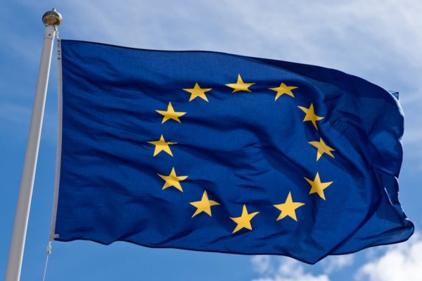 <p>La Unión Europea extenderá la suspensión de represalias comerciales para facilitar las negociaciones con EEUU</p>
