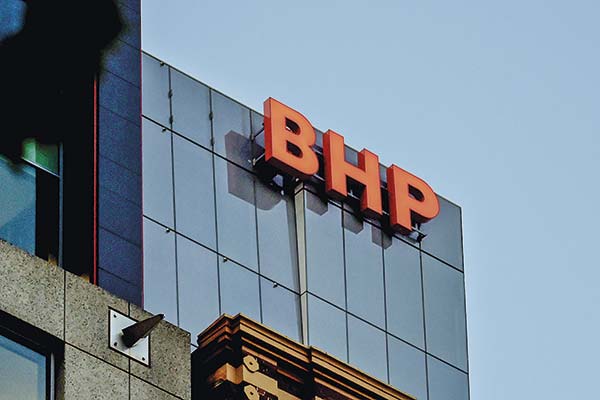 <p>BHP firma acuerdos con chinas CATL y BYD para electrificar sus faenas con baterías y reducir emisiones</p>