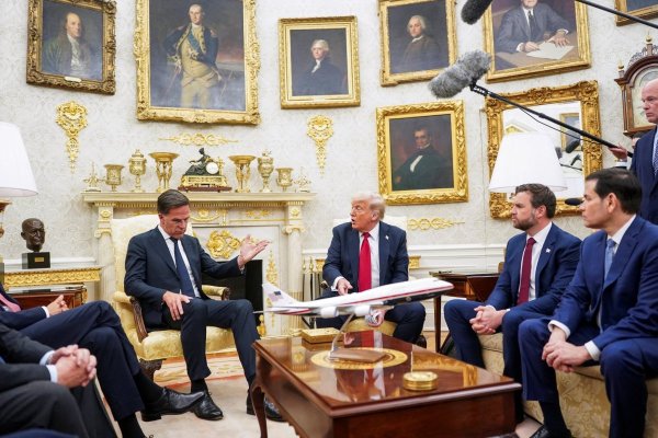 <p>Trump, flanqueado por el vicepresidente J.D. Vance y el secretario de Estado, Marco Rubio, se reúne con el secretario general de la OTAN, Mark Rutte, en la Oficina Oval. (Foto: Reuters)</p>