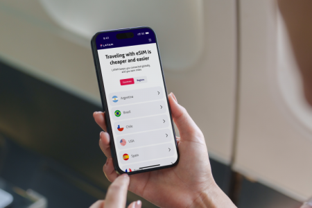 Chilena Latam Airlines amplía sus servicios para ofrecer eSIM a todos sus clientes: ¿En qué países está disponible?