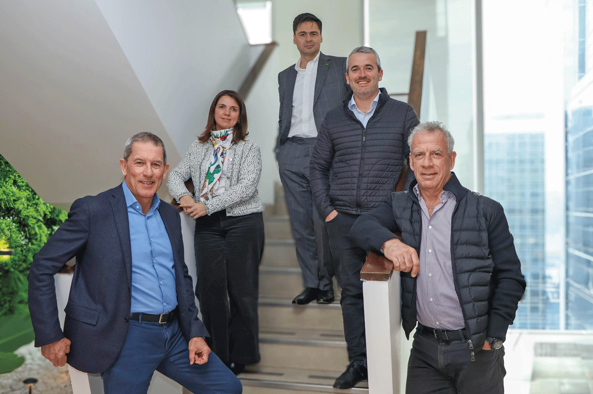 <p>Christian Durán, CEO de Deloitte (arriba); Gabriela Romero, líder de Strategy, Risk y Transactions (SRT) de Deloitte; y Matías, Marcelo y Gonzalo Larraguibel, socios de Virtus Partners.</p>