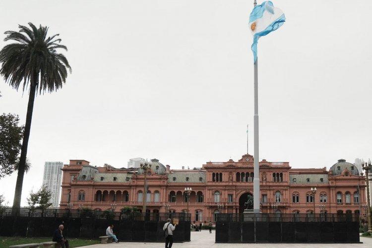 <p>Experto cuestiona que fallo por YPF pueda cumplirse: “El Estado argentino solo puede transferir las acciones con aprobación del Congreso”</p>