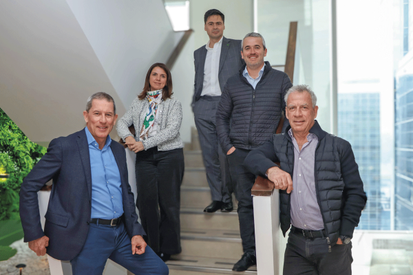 <p>Christian Durán, CEO de Deloitte (arriba); Gabriela Romero, líder de Strategy, Risk y Transactions (SRT) de Deloitte; y Matías, Marcelo y Gonzalo Larraguibel, socios de Virtus Partners.</p>