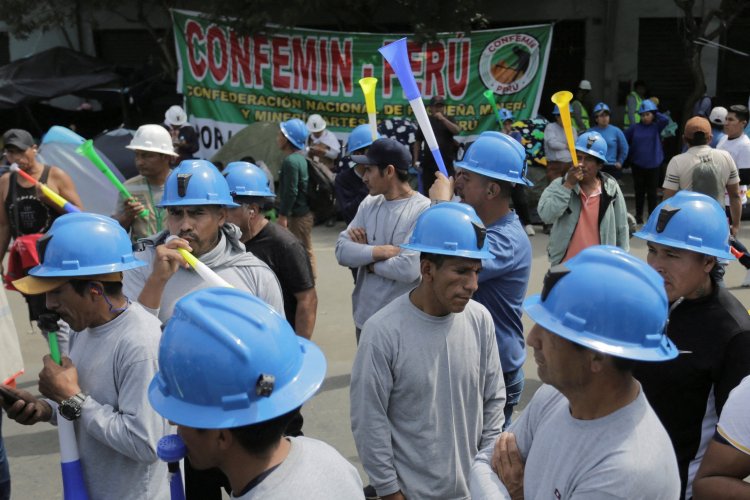 <p>Mineros desbloquean carretera de cobre en Perú en "tregua" hasta el viernes</p>