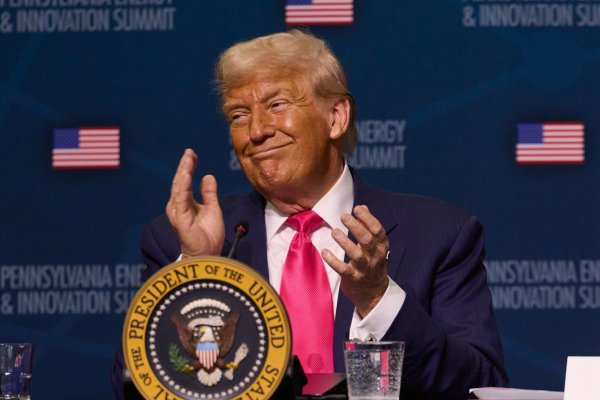 <p>Trump dice que probablemente aplicará una tarifa de poco más de 10% a los países más pequeños que no reciban aranceles específicos</p>