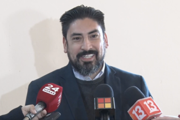 <p>Ahora en DF | Diputado Oyarzo pide renuncia del director del SII tras revelación de deuda de contribuciones: “Me parece impresentable”</p>