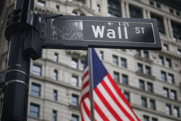 <p>Wall Street cierra en alza tras breve caída por confusión sobre despido de Powell</p>