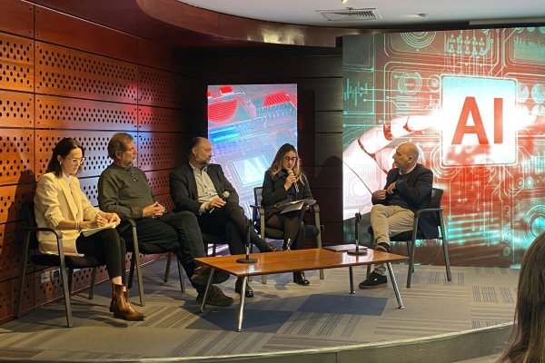 <p>La diputada Paula Labra (a la izquierda) participó de un panel de conversación realizado en la Cámara de Comercio de Santiago.</p>