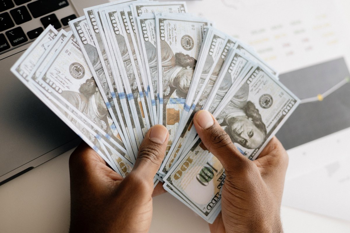 <p>Dólar baja levemente de vuelta del feriado, tras discusión sobre Powell y ventas minoristas sobre lo esperado en EEUU</p>