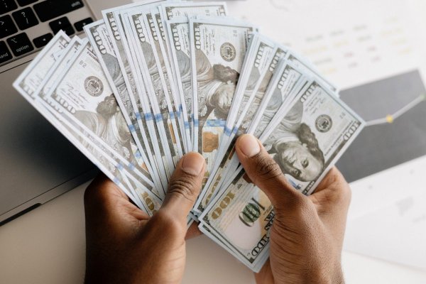 <p>Dólar baja levemente de vuelta del feriado, tras discusión sobre Powell y ventas minoristas sobre lo esperado en EEUU</p>