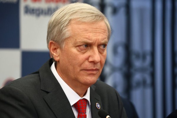 <p>En un nuevo capítulo de acusaciones de campaña sucia denunciada por Matthei, Kast salió a desmentir estar detrás de esas maniobras</p>