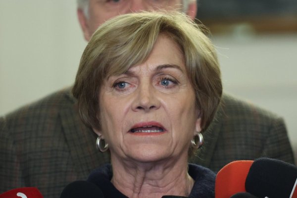 <p>Matthei a ¿Kast?: “Mientras algunos optan por el barro, nosotros seguimos en terreno”</p>