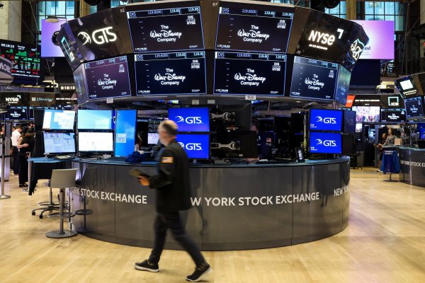 <p>Wall Street abre al alza y busca un nuevo récord mientras resurge discusión sobre recortes de la Fed</p>