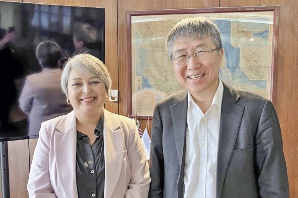 <p>Jara y el economista surcoreano Ha-Joon Chang.</p>
