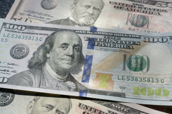 <p>Dólar se hunde $ 10 antes del mediodía con miras a la decisión de la Fed y el plazo límite para aranceles de Trump</p>