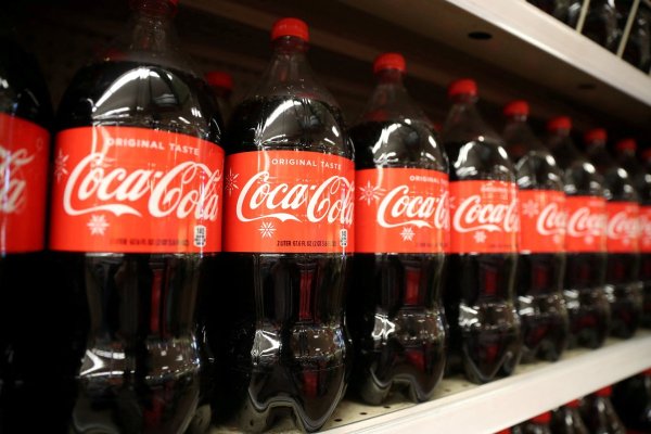 <p>Coca-Cola confirma que pronto lanzará una nueva bebida elaborada con azúcar de caña estadounidense, tal como lo adelantó Trump</p>