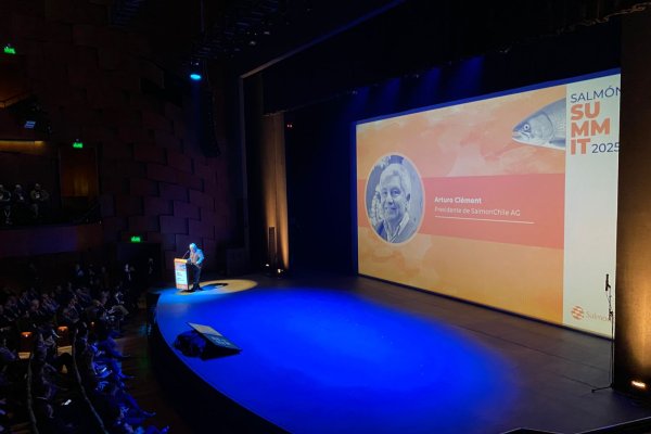 <p>La carrera presidencial toma forma sólida en el sur: los tres principales candidatos llegan a masivo evento de salmoneras en Frutillar</p>