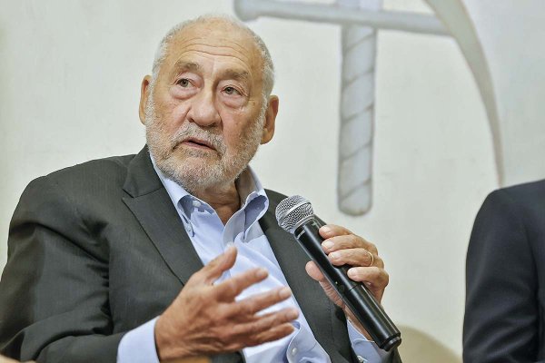 <p>Jospeh Stiglitz fue galardonado con el Nobel de Economía en 2001.</p>