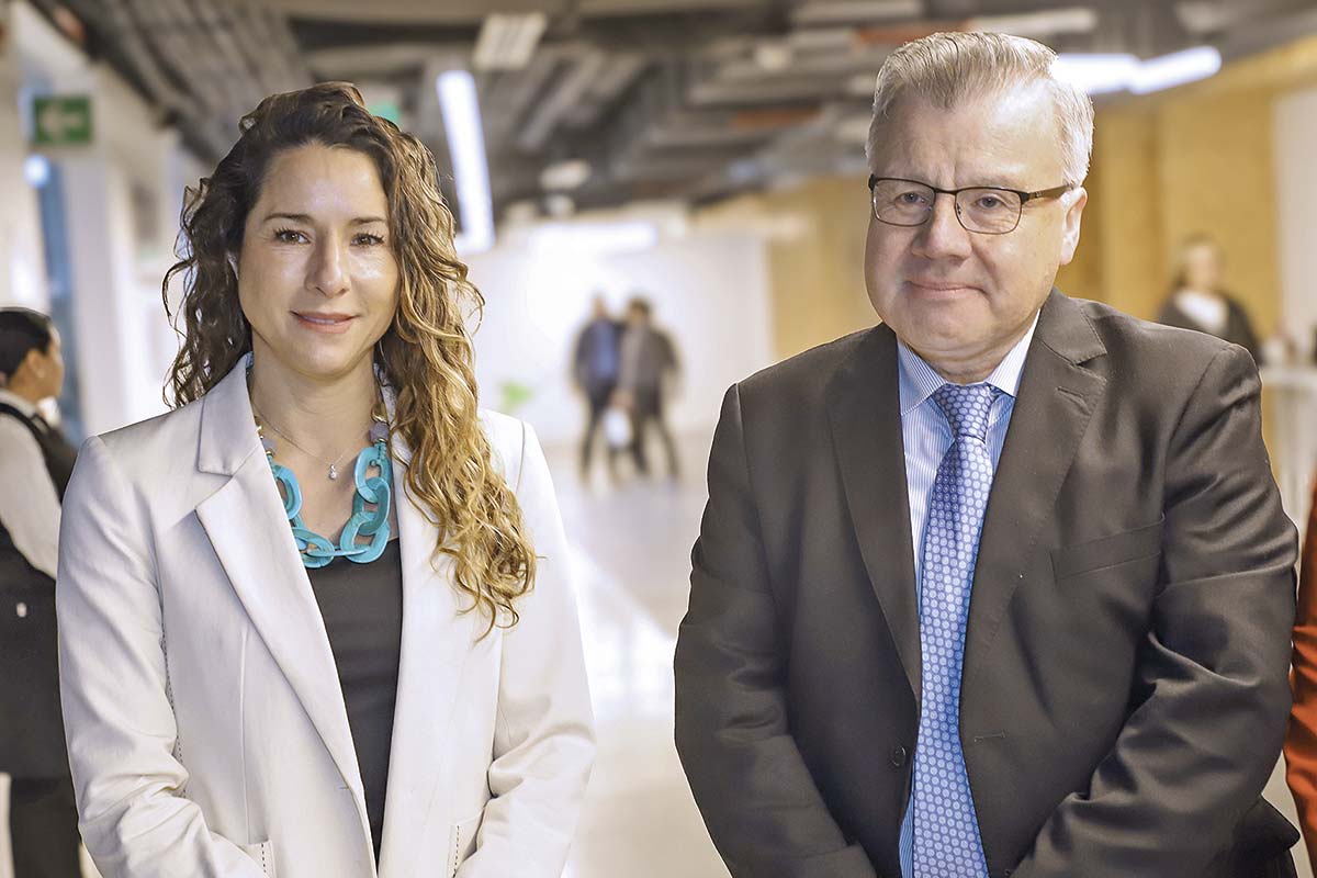 <p>El superintendente, Osvaldo Macías participó de un seminario con la presidenta de las AFP, Paulina Yazigi. Foto: Julio Castro</p>