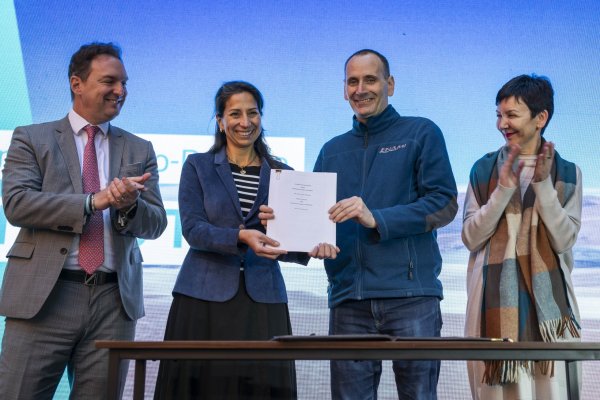 <p>De izquierda a derecha Elias Scafidas (Director General de Battery Materials Rio Tinto), Soledad Jeria (Country Head Chile Rio Tinto), Iván Mlynarz (Vicepresidente ejecutivo de Enami) y Javiera Estrada (Fiscal de Enami).</p>