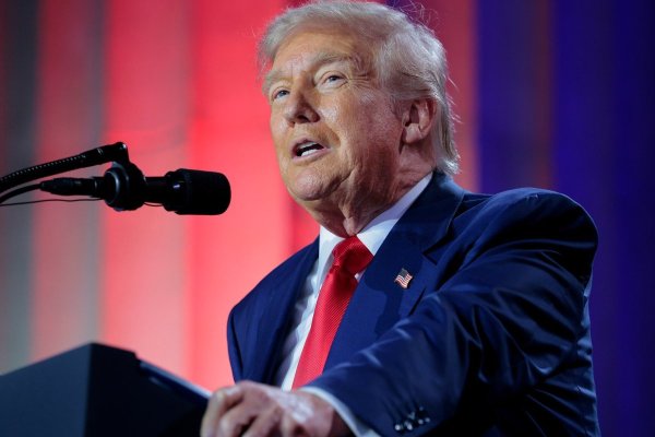 <p>Trump elevaría el piso para sus aranceles recíprocos de 10% a 15% y amenaza con sobretasas de hasta 50% en endurecimiento de su política comercial</p>