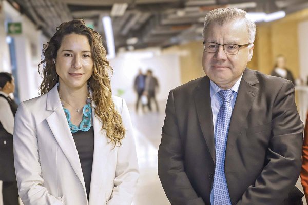 <p>El superintendente, Osvaldo Macías participó de un seminario con la presidenta de las AFP, Paulina Yazigi. Foto: Julio Castro</p>
