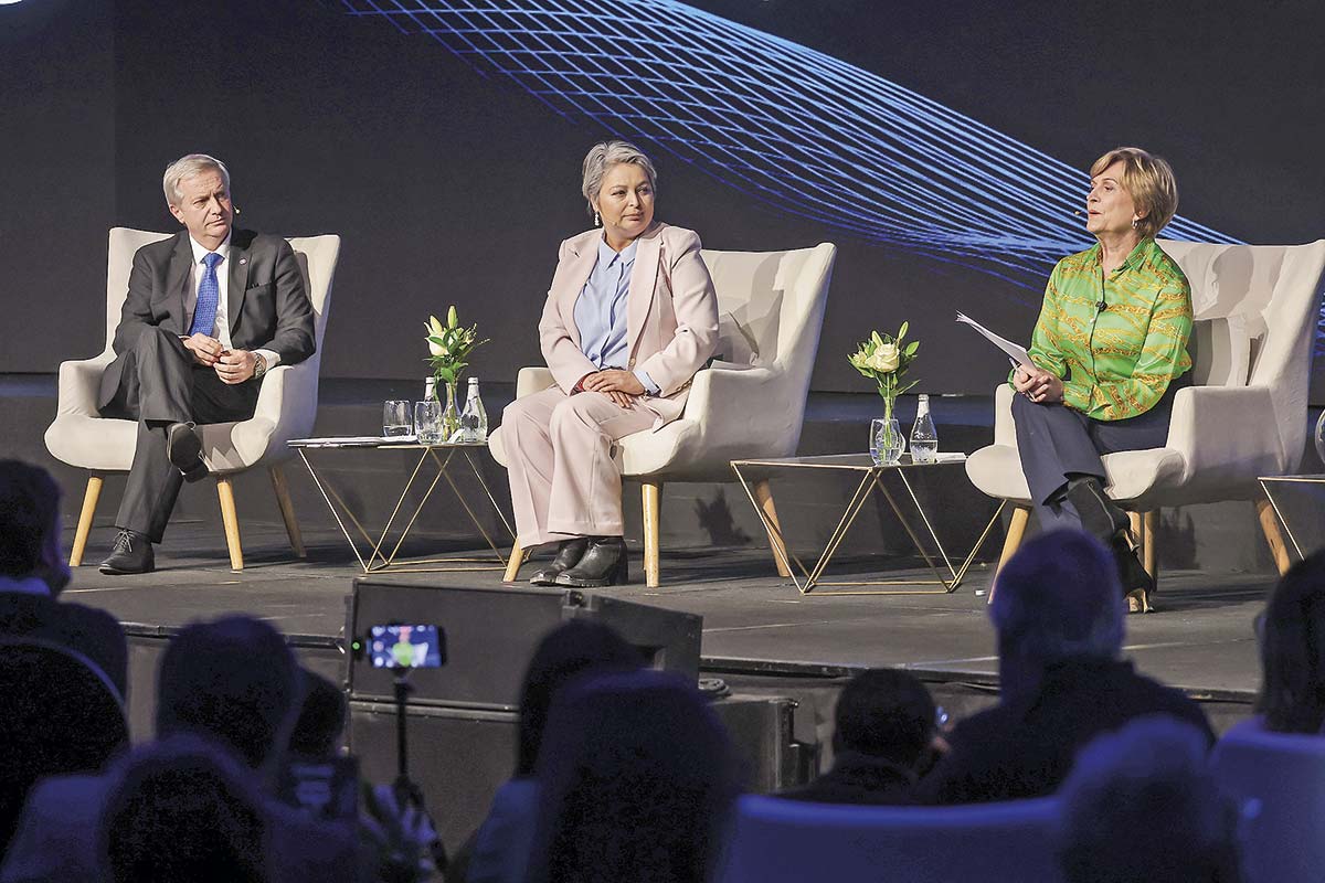 <p>Un intenso debate en temas económicos protagonizaron los tres principales contendores en la carrera presidencial. Foto: Aton</p>