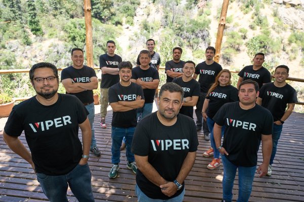 Camilo Salazar al centro junto al equipo de Viper.