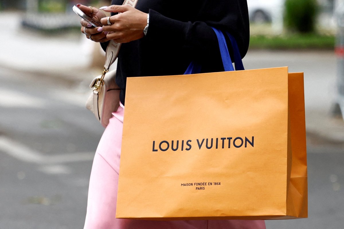 <p>Menos bolsos Louis Vuitton y chaquetas Dior: el freno en las compras de lujo hace caer los ingresos de LVMH</p>