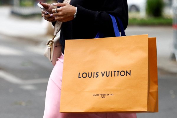 <p>Menos bolsos Louis Vuitton y chaquetas Dior: el freno en las compras de lujo hace caer los ingresos de LVMH</p>