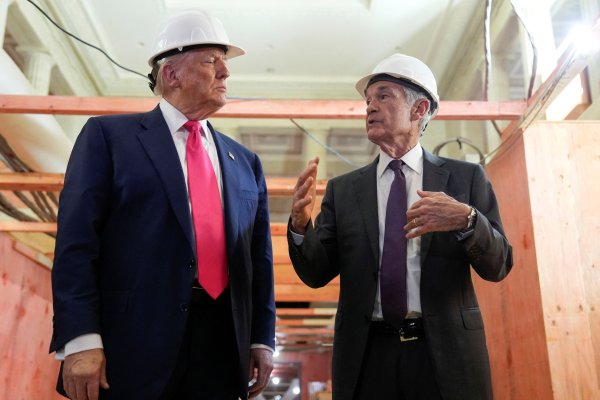 <p>Trump visita la Fed, presiona a Powell por tasas de interés y cuestiona costos de remodelación</p>