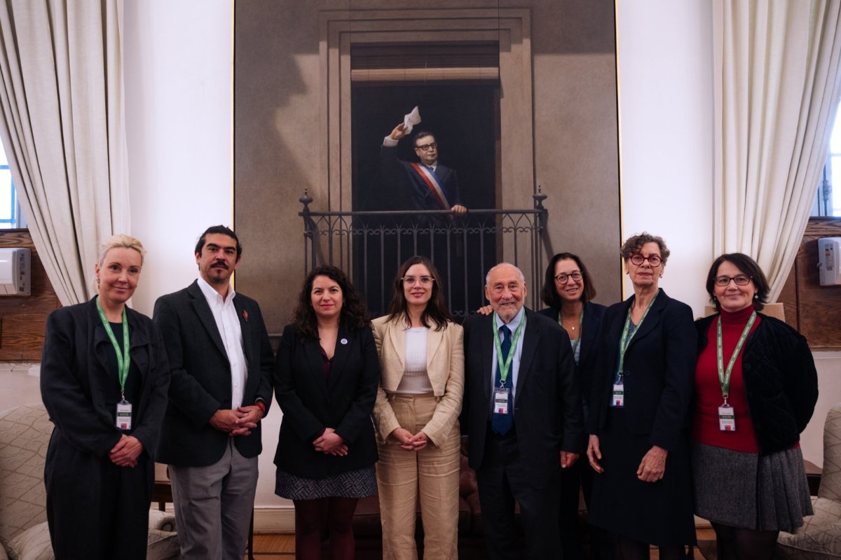 <p>Fotos con Jara, firma de libros y guiños a Allende: las agendas paralelas de los invitados a la cumbre progresista en Chile</p>