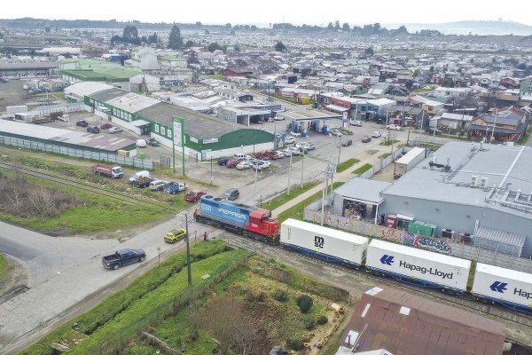 <p>El presidente de EFE participó en un piloto para trasladar salmón en trenes desde Frutillar. CREDITO: MUNICIPALIDAD DE FRUTILLAR</p>