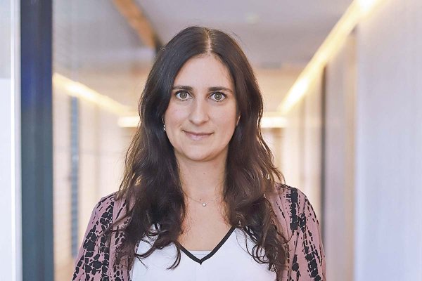 <p>Carolina Abuauad, analista senior de estrategias de inversión de Vinci Compass: “A pesar de la incertidumbre, el entorno favorece que el Banco Central pueda retomar las bajas de tasas”</p>