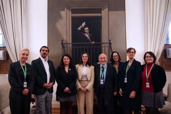 <p>Fotos con Jara, firma de libros y guiños a Allende: las agendas paralelas de los invitados a la cumbre progresista en Chile</p>