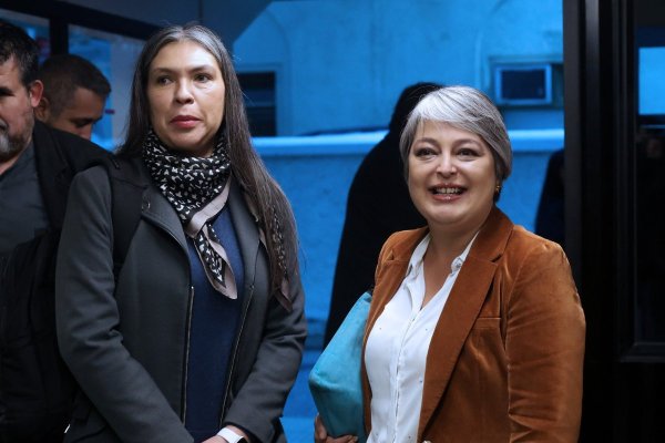 <p>Bárbara Figueroa, secretaria general del PC, junto a la candidata presidencial Jeannette Jara. Foto: Aton Chile</p>