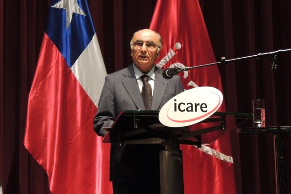 <p>Manuel Fernández Godoy recibiendo el premio Empresa del Año por Icare en 2015.</p>