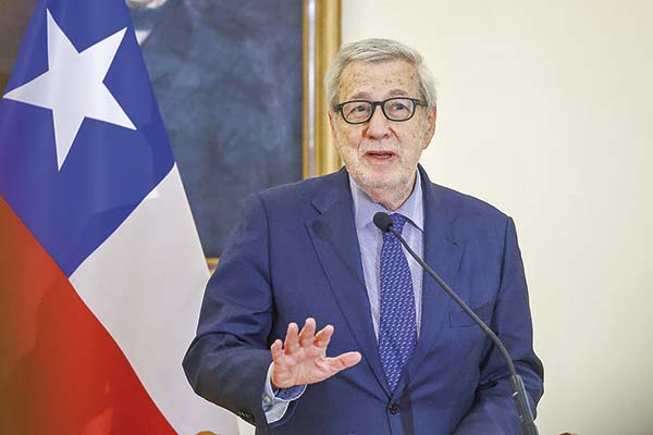 <p>Van Klaveren sobre negociaciones con EEUU: mantener un arancel del 10% “sería algo relativamente positivo”</p>