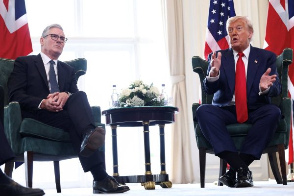 <p>Trump habló con periodistas junto al primer ministro británico, Keir Starmer, en su complejo de golf en Turnberry, Escocia. (Reuters)</p>