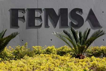 Utilidad de la mexicana Femsa cae más de 73% en el segundo trimestre, arrastrada por un consumo débil y condiciones climáticas adversas